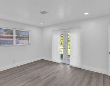 1013 Se 14th Court - Photo Thumbnail 38