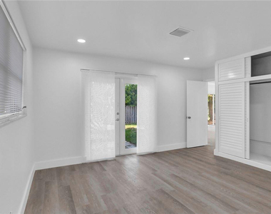 1013 Se 14th Court - Photo Thumbnail 37
