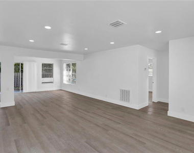 1013 Se 14th Court - Photo Thumbnail 20