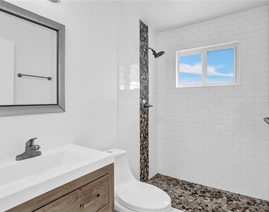 1013 Se 14th Court - Photo Thumbnail 5