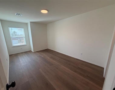 301 Aaran Way - Photo Thumbnail 8