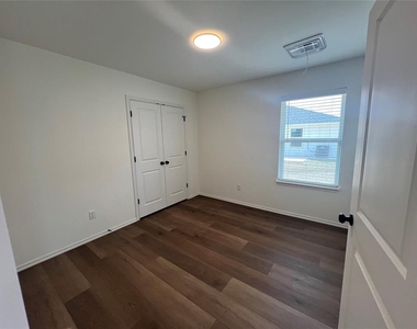 306 Liam Drive - Photo Thumbnail 8