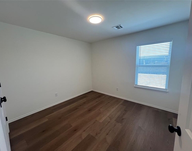 306 Liam Drive - Photo Thumbnail 13
