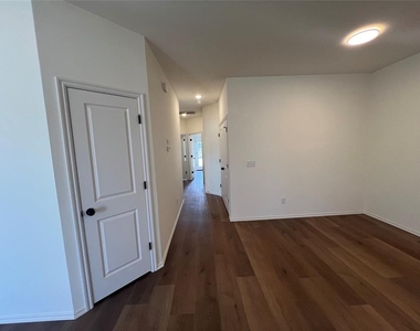 306 Liam Drive - Photo Thumbnail 6