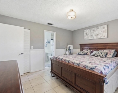 5330 Mendoza Street - Photo Thumbnail 9