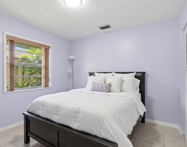 5330 Mendoza Street - Photo Thumbnail 6