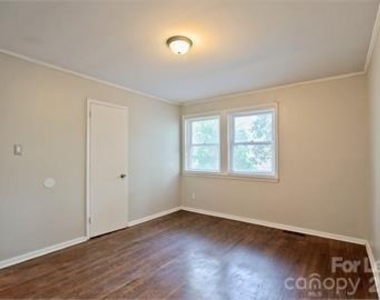 3031 Attaberry Drive - Photo Thumbnail 7
