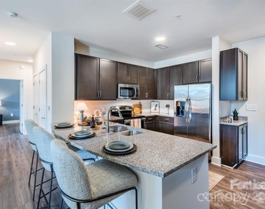 902 West Fourth Street - Photo Thumbnail 7
