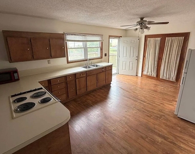 2885 Fair Oaks Drive - Photo Thumbnail 5