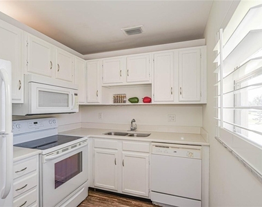 76 Royal Oak Drive - Photo Thumbnail 5