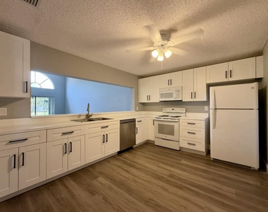 432 Ashwood Place - Photo Thumbnail 7