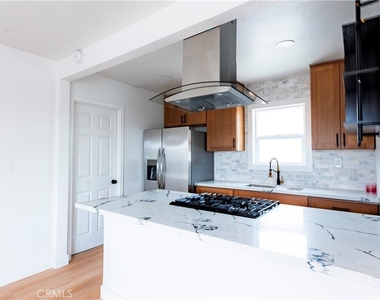 784 E Walton Street - Photo Thumbnail 9