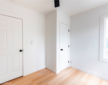 784 E Walton Street - Photo Thumbnail 12