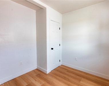 784 E Walton Street - Photo Thumbnail 3