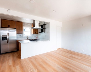 784 E Walton Street - Photo Thumbnail 7