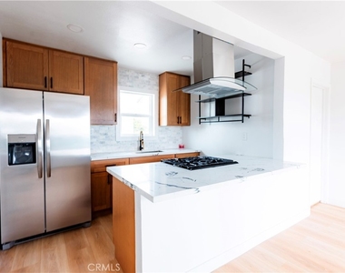 784 E Walton Street - Photo Thumbnail 4