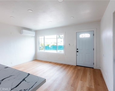 784 E Walton Street - Photo Thumbnail 5