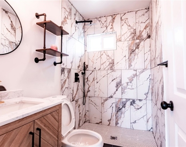 784 E Walton Street - Photo Thumbnail 13