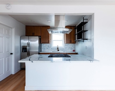 784 E Walton Street - Photo Thumbnail 8