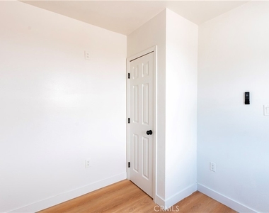 784 E Walton Street - Photo Thumbnail 4