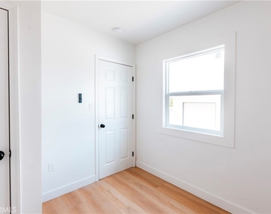 784 E Walton Street - Photo Thumbnail 5