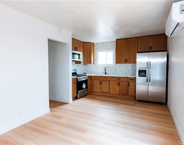 784 E Walton Street - Photo Thumbnail 2