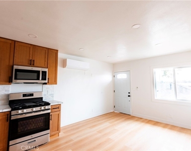 780 E Walton Street - Photo Thumbnail 3