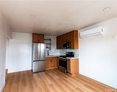 780 E Walton Street - Photo Thumbnail 2