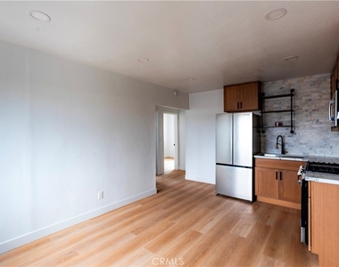780 E Walton Street - Photo Thumbnail 1