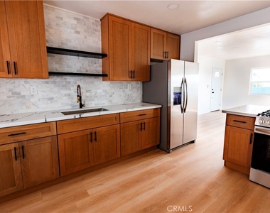 780 E Walton - Photo Thumbnail 2