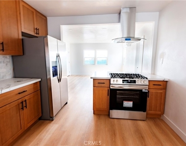 780 E Walton - Photo Thumbnail 5