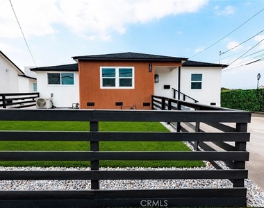 780 E Walton - Photo Thumbnail 1