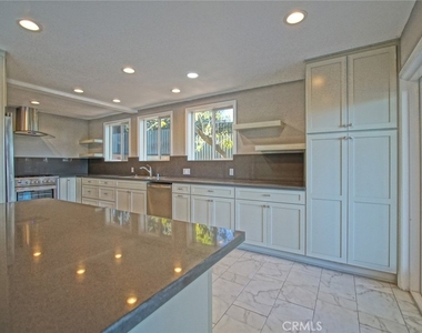 3915 Fredonia Drive - Photo Thumbnail 6