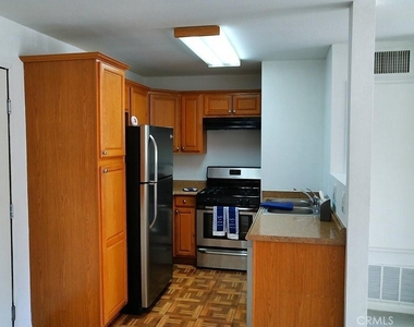 21500 Burbank - Photo Thumbnail 5