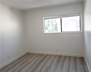 2902 Barrington Court - Photo Thumbnail 18