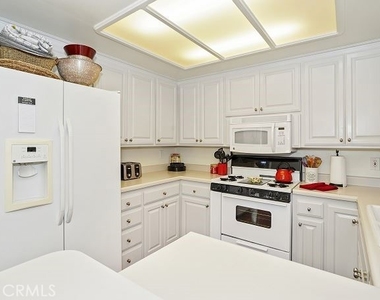 498 Park Ave - Photo Thumbnail 6