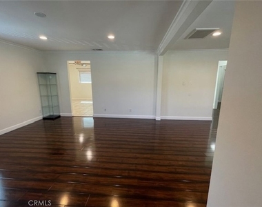 10539 Tinker Avenue - Photo Thumbnail 14