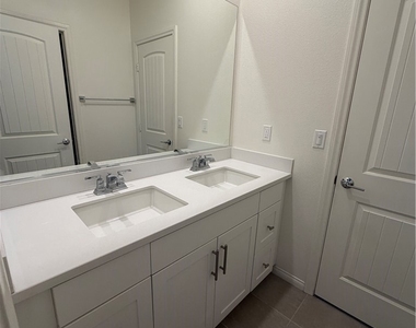 1446 E Laurelwood - Photo Thumbnail 10