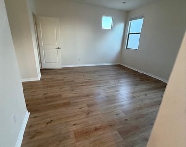 1446 E Laurelwood - Photo Thumbnail 8