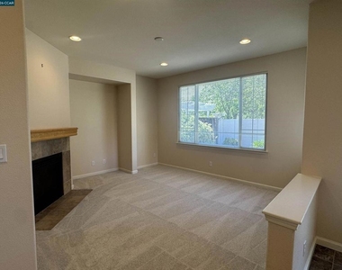 2504 Mclaren Ln - Photo Thumbnail 3