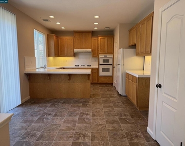 2504 Mclaren Ln - Photo Thumbnail 6