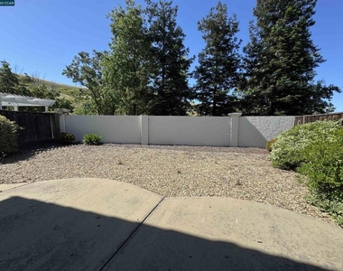 2504 Mclaren Ln - Photo Thumbnail 15