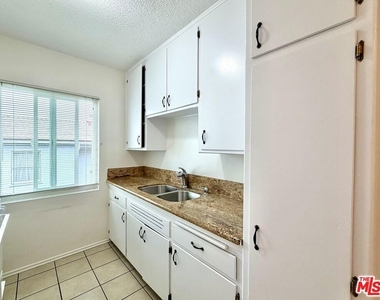 1346 S Cochran Avenue - Photo Thumbnail 3