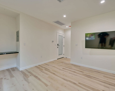 843 Westbourne Drive - Photo Thumbnail 8