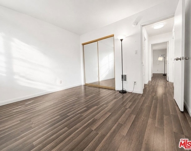 12014 Kling Street - Photo Thumbnail 4