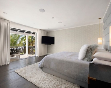 1472 N Kings Road - Photo Thumbnail 11