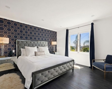 1472 N Kings Road - Photo Thumbnail 8
