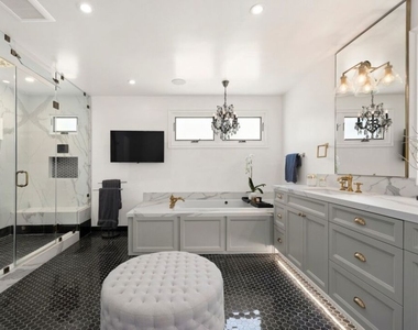 1472 N Kings Road - Photo Thumbnail 14
