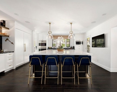 1472 N Kings Road - Photo Thumbnail 4