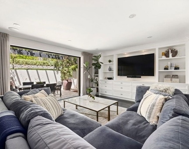1472 N Kings Road - Photo Thumbnail 1